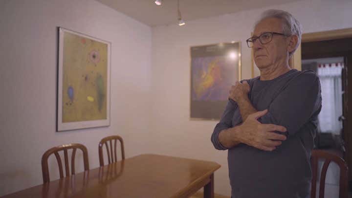 Persona mayor haciendo ejercicios de flexibilidad