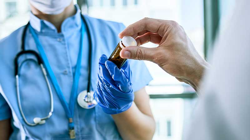 Tratamiento del cáncer de pulmón: un médico de farmacia proporciona el tratamiento a un paciente de cáncer de pulmón.