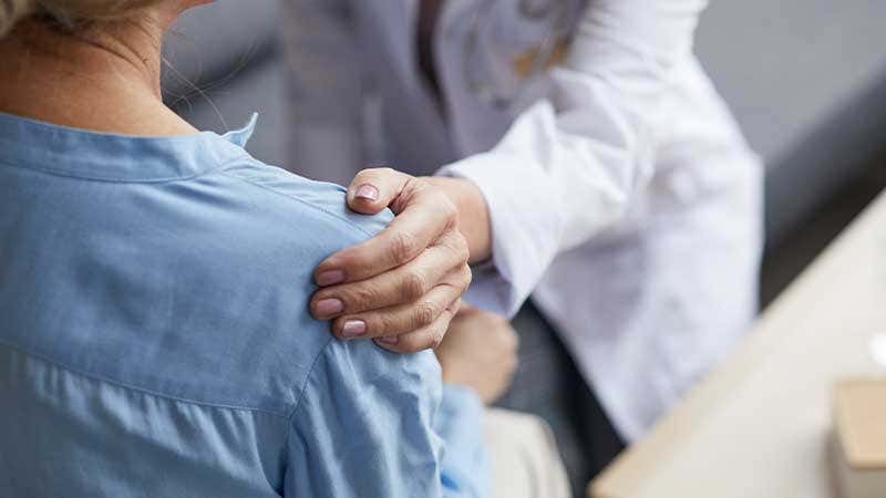 Doctor realizando un tratamiento a un paciente de colitis ulcerosa