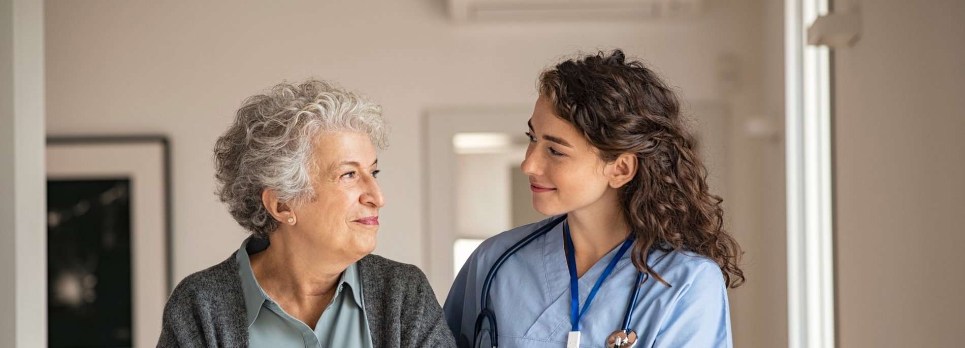 r-caregiver-assist-senior-woman-at-home-2021-04-06-05-29-14-utc r-caregiver-assist-senior-woman-at-home-2021-04-06-05-29-14-utc