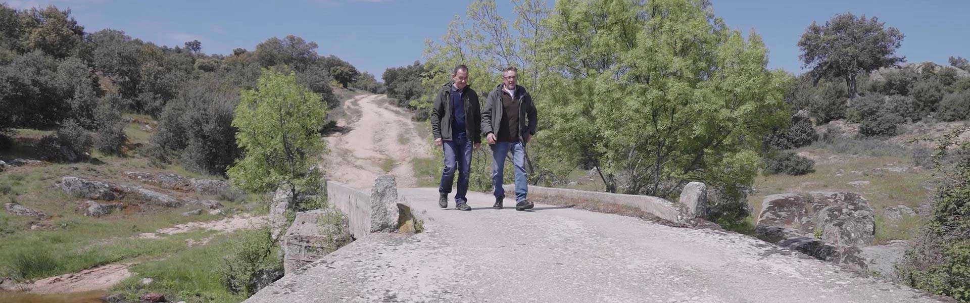 Caminando con “Caminando con” es una iniciativa que invita a mirar la enfermedad desde un lugar diferente