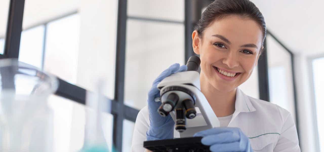 Científica investigando Quiénes somos - JnJ Contigo