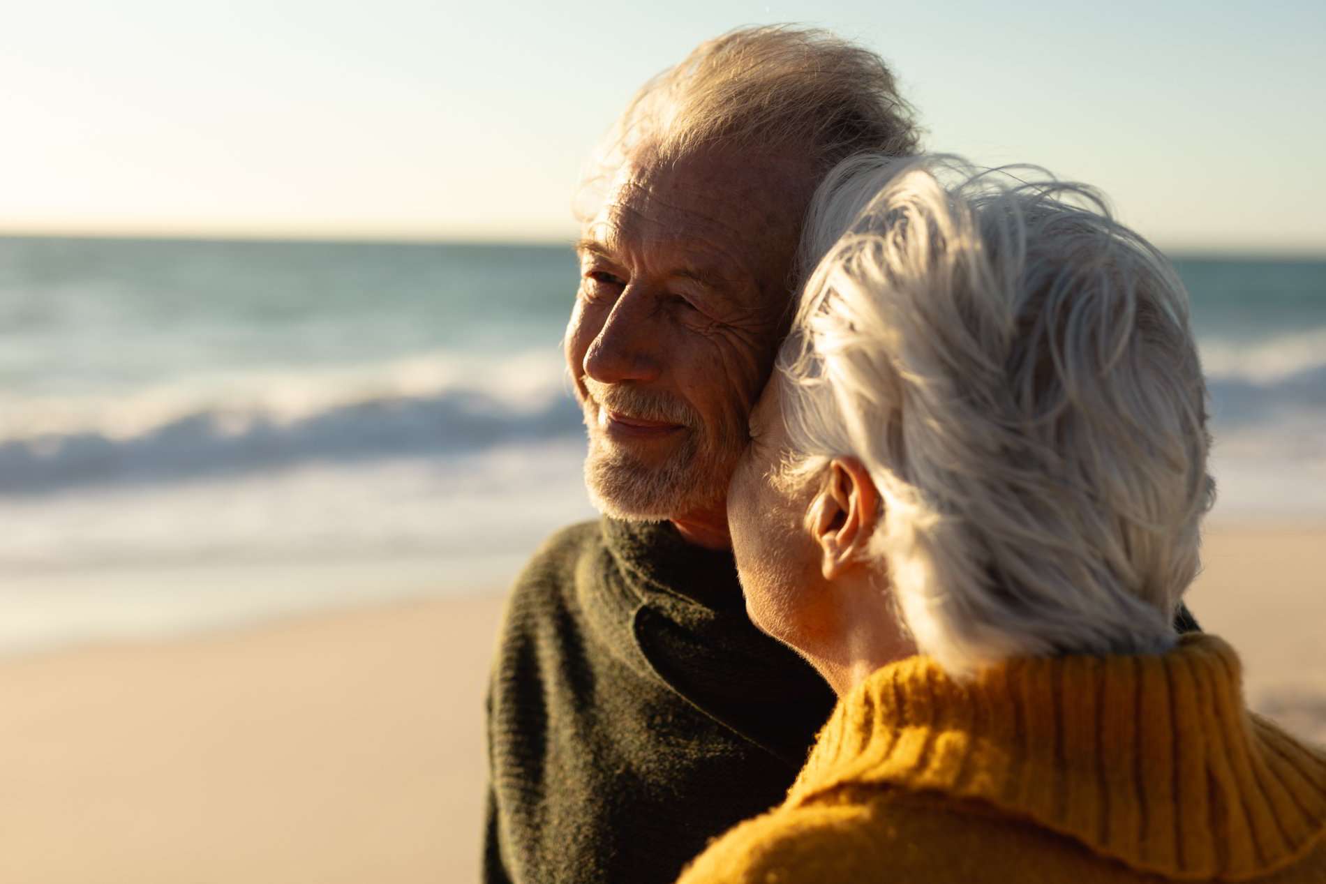 old-couple-relaxing-at-the-beach-2021-04-04-18-00-50-utc old-couple-relaxing-at-the-beach-2021-04-04-18-00-50-utc