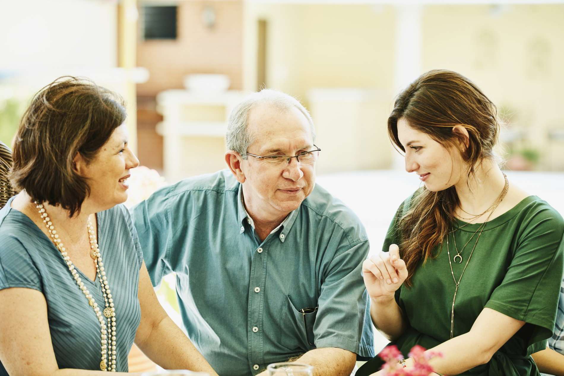 Familia hablando entre sí sobre la artritis psoriásica Información de actualidad sobre la artritis psoriásica