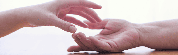 Dos manos acercándose Las asociaciones de pacientes cumplen un papel fundamental para el apoyo de personas que padecen enfermedades como el cáncer de próstata