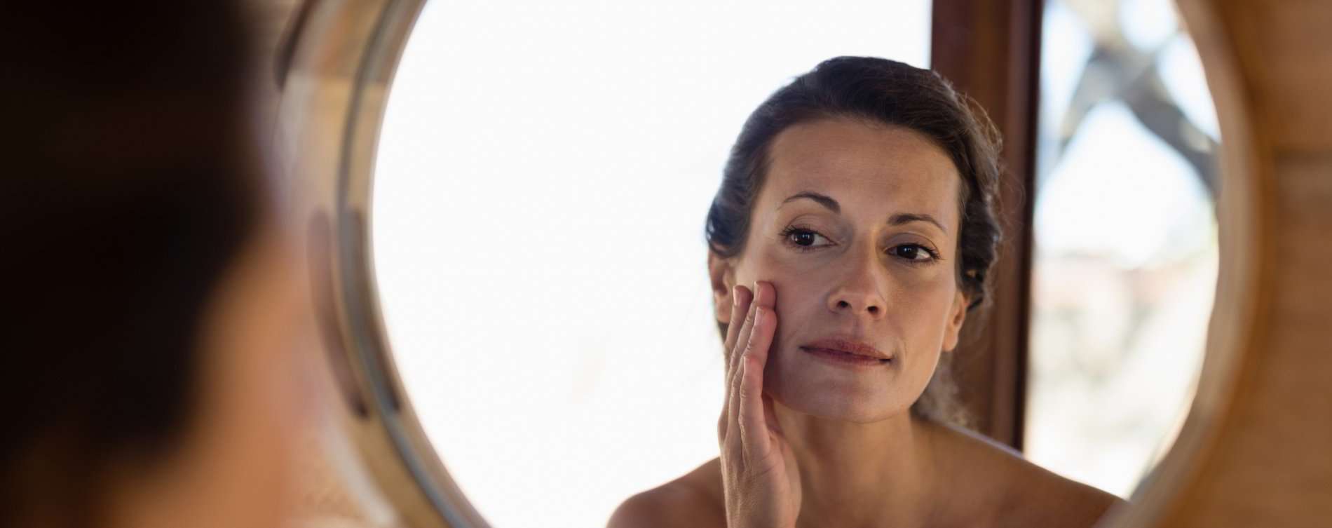 r-woman-looking-at-mirror-in-cottage-2021-04-04-18-02-05-utc r-woman-looking-at-mirror-in-cottage-2021-04-04-18-02-05-utc