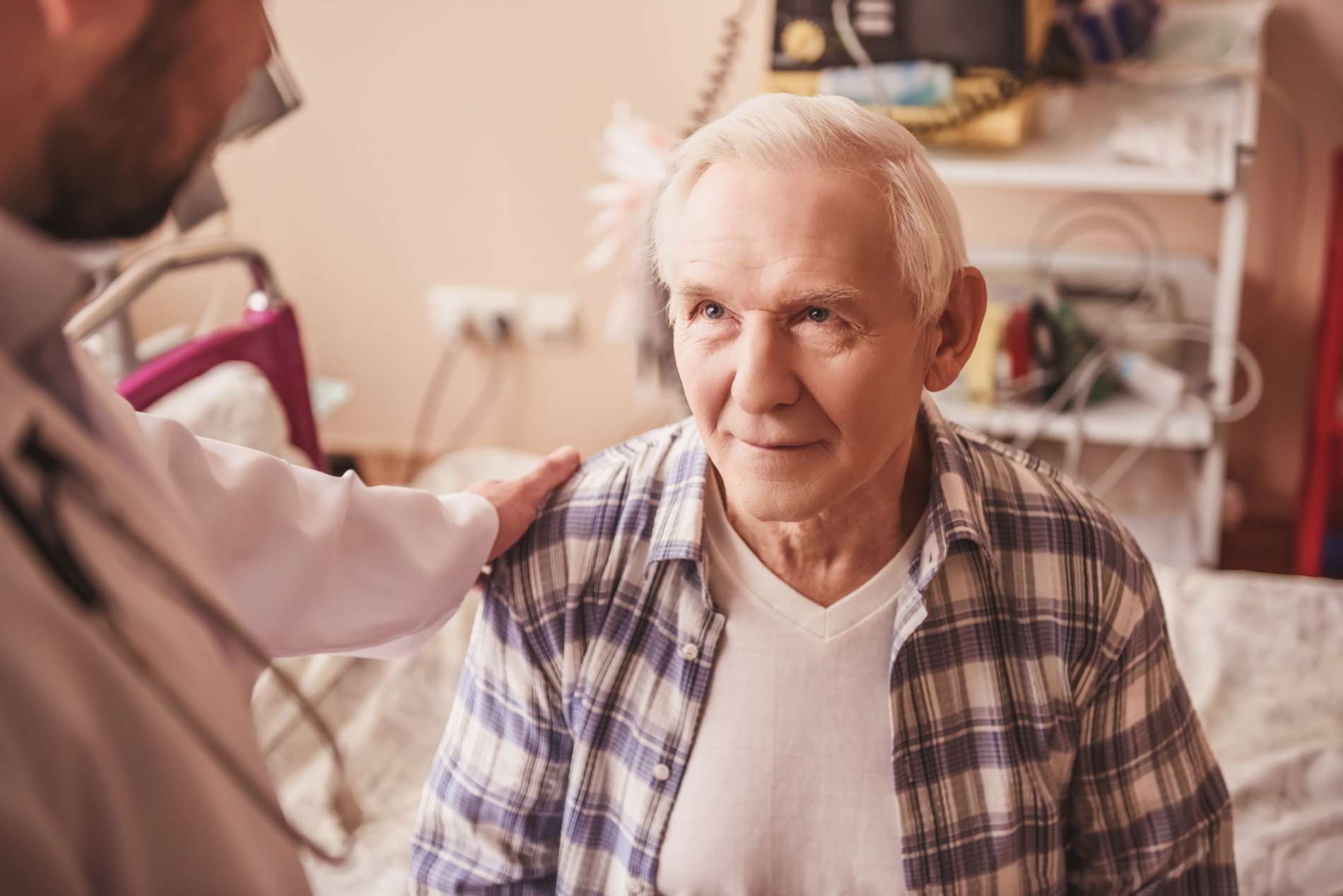 Hombre con cáncer de próstata Información adicional sobre el cáncer de próstata