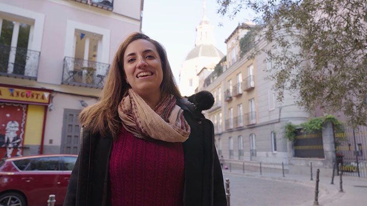 Mujer hablando de su abuelo.