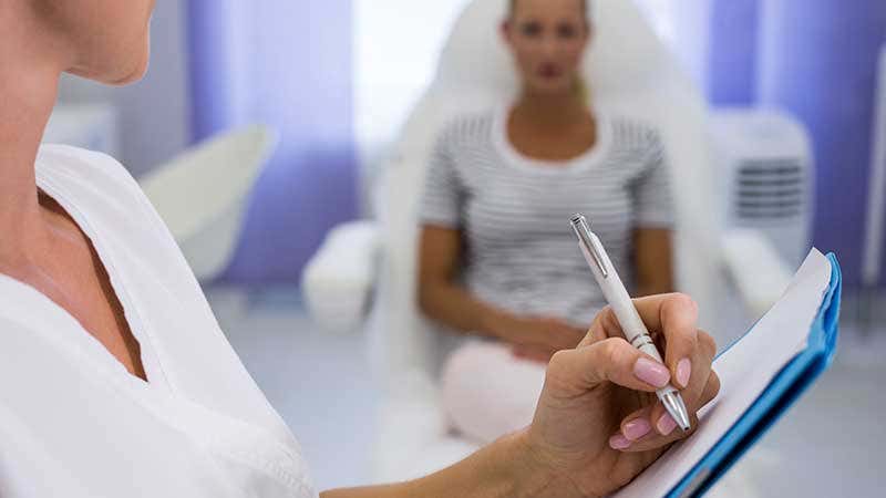 Farmacéutico de hospital dispensando una receta