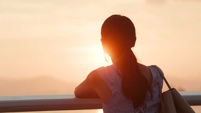 Paciente que vive con colitis ulcerosa haciendo actividades al aire libre