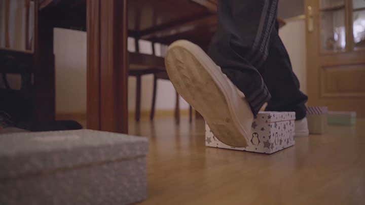 Persona mayor haciendo ejercicios de equilibrio marcha