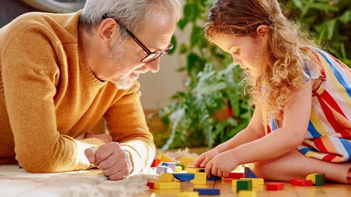 Abuelo jugando con su nieta