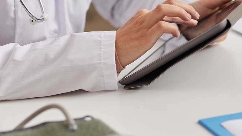 Doctor realizando un diagnóstico de colitis ulcerosa