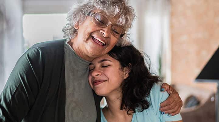 Abuela con una asistente