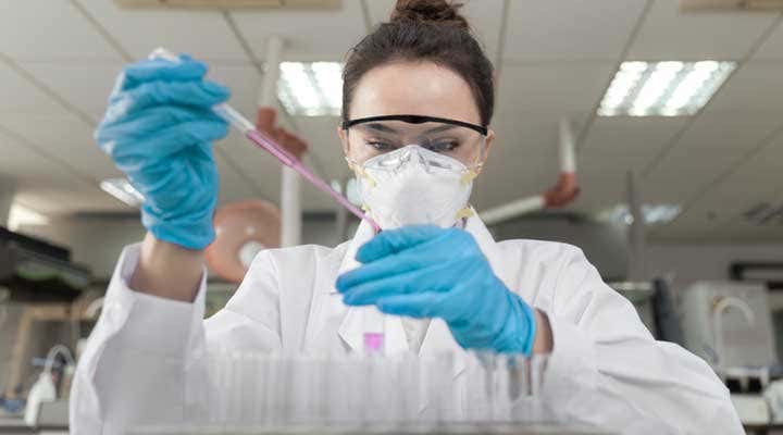 Mujer investigando en las instalaciones de Johnson&Johnson