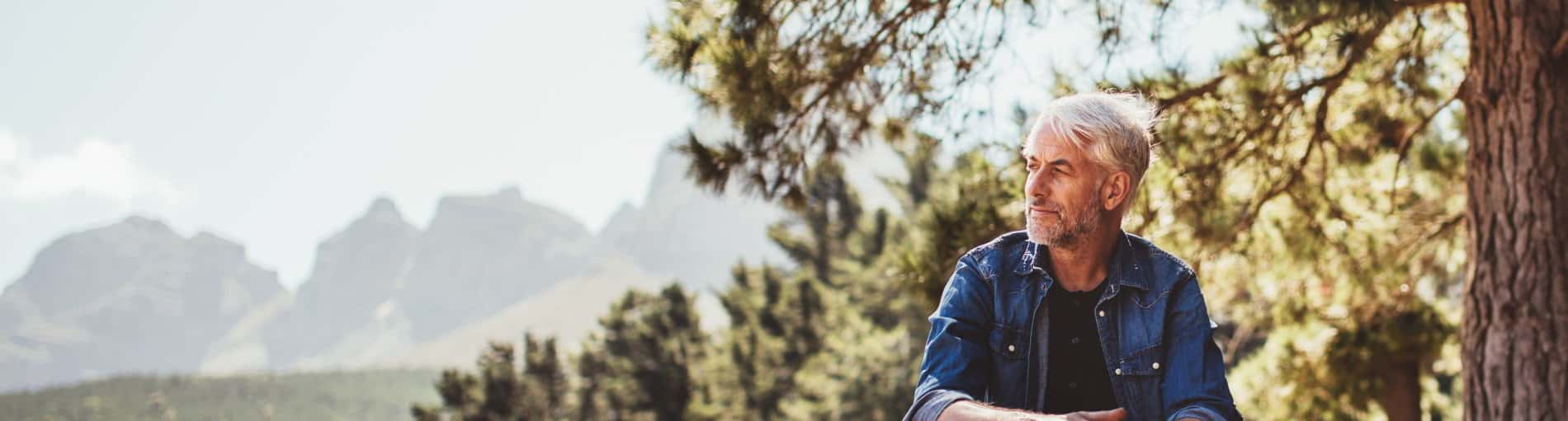 r-mature-man-relaxing-by-a-lake-PLFHMBQ Hombre en hablemos de artritis psoriásica