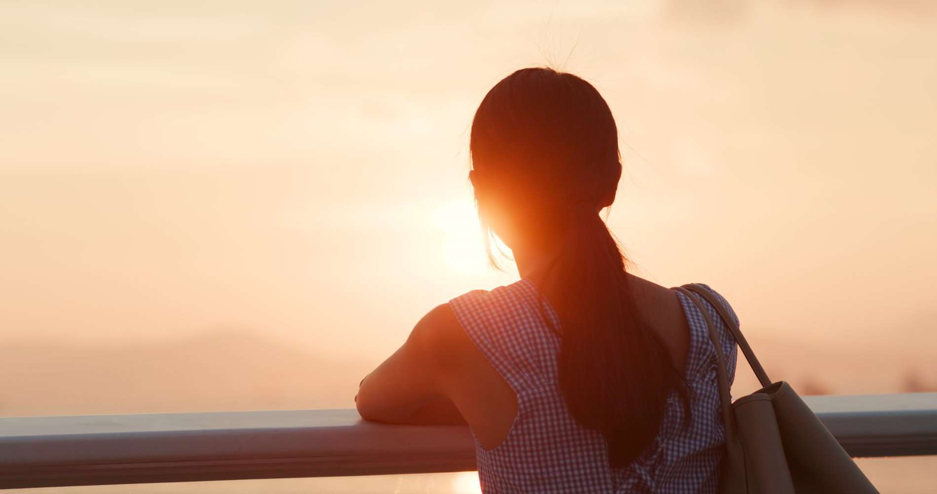 woman-looking-at-the-sunset-2021-04-06-10-58-11-utc woman-looking-at-the-sunset-2021-04-06-10-58-11-utc
