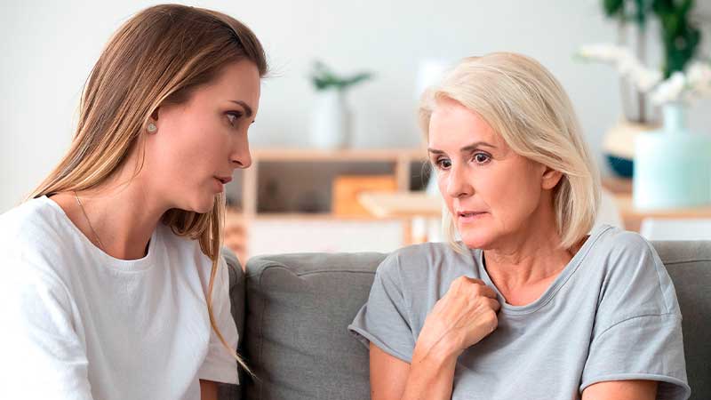 Persona con depresión contando sus síntomas a una  psicóloga