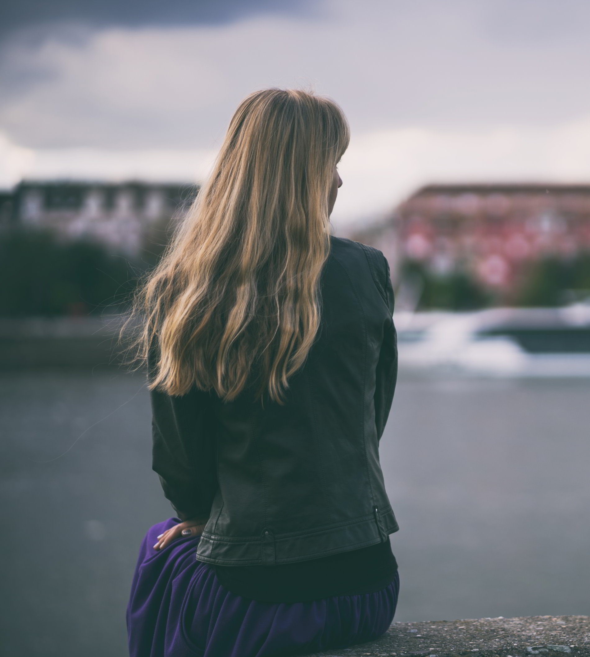 El estigma se refiere al conjunto de actitudes, creencias y sentimientos negativos que crean prejuicios contra grupos como el de las personas con esquizofrenia