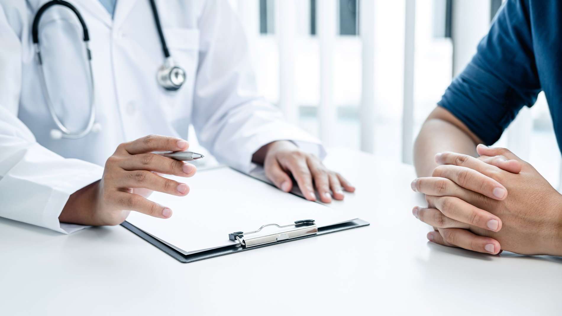 doctors-hold-pen-are-discussing-to-serious-patient-2021-07-24-17-35-23-utc doctors-hold-pen-are-discussing-to-serious-patient-2021-07-24-17-35-23-utc