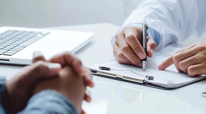 Farmacia de hospital salud mental: farmacéutico prescribiendo medicamentos.