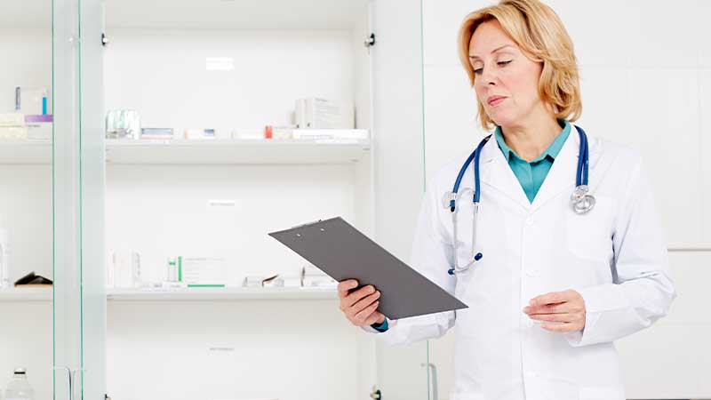 Doctora revisando el tratamiento de un paciente con enfermedad de Crohn