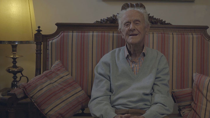 Persona mayor explicando como se hace abuelo