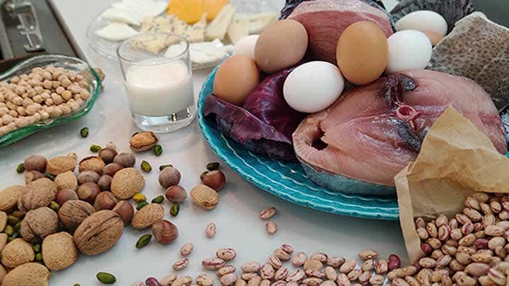 Información sobre las proteínas y sus beneficios en la alimentación de las personas mayores.