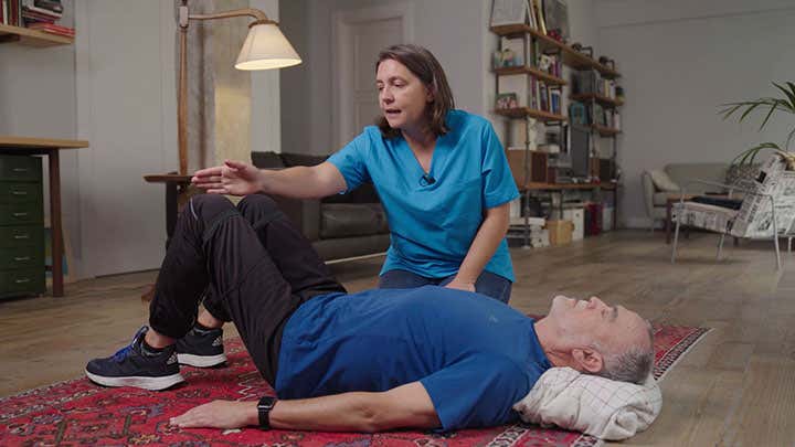 Hombre realizando ejercicios para mejorar el suelo pélvico