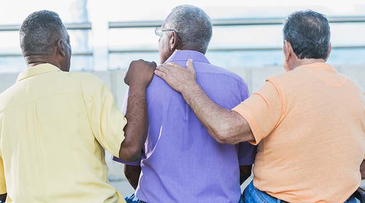 Personas mayores juntas hablando de una asociación