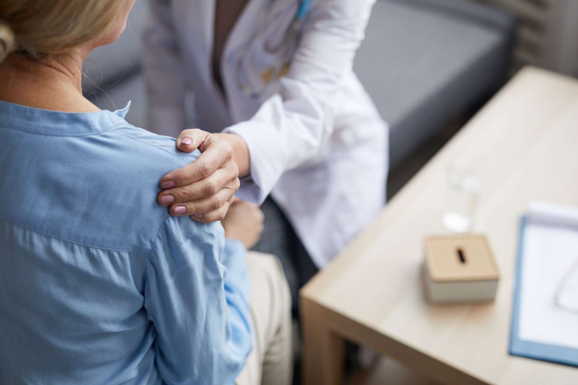 female-doctor-comforting-patient-2021-04-03-06-45-34-utc female-doctor-comforting-patient-2021-04-03-06-45-34-utc