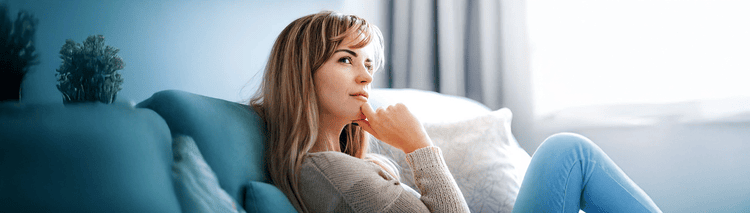 Mujer pensativa Desmontando mitos sobre la hipertensión arterial pulmonar