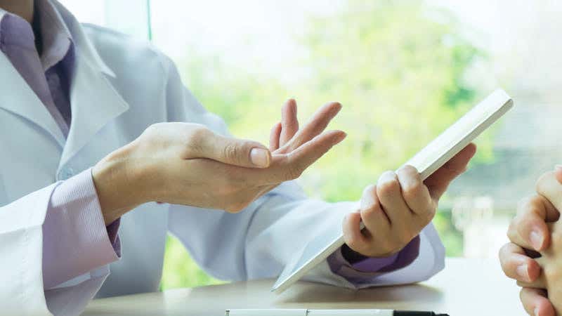Médico en la farmacia de hospital de oncología.
