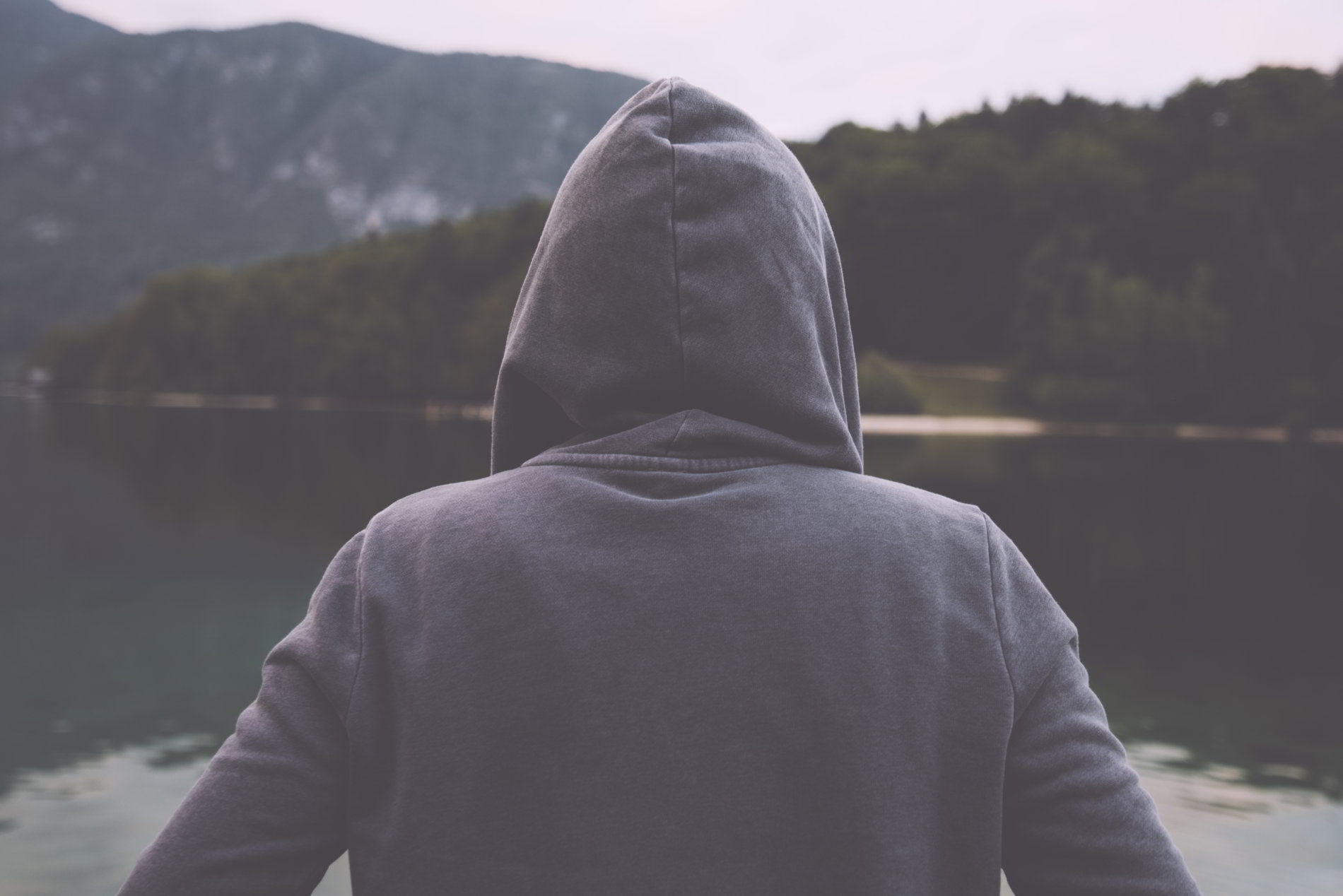 La fase prodrómica se caracteriza por la aparición de algunos síntomas iniciales que preceden a los síntomas psicóticos de la esquizofrenia