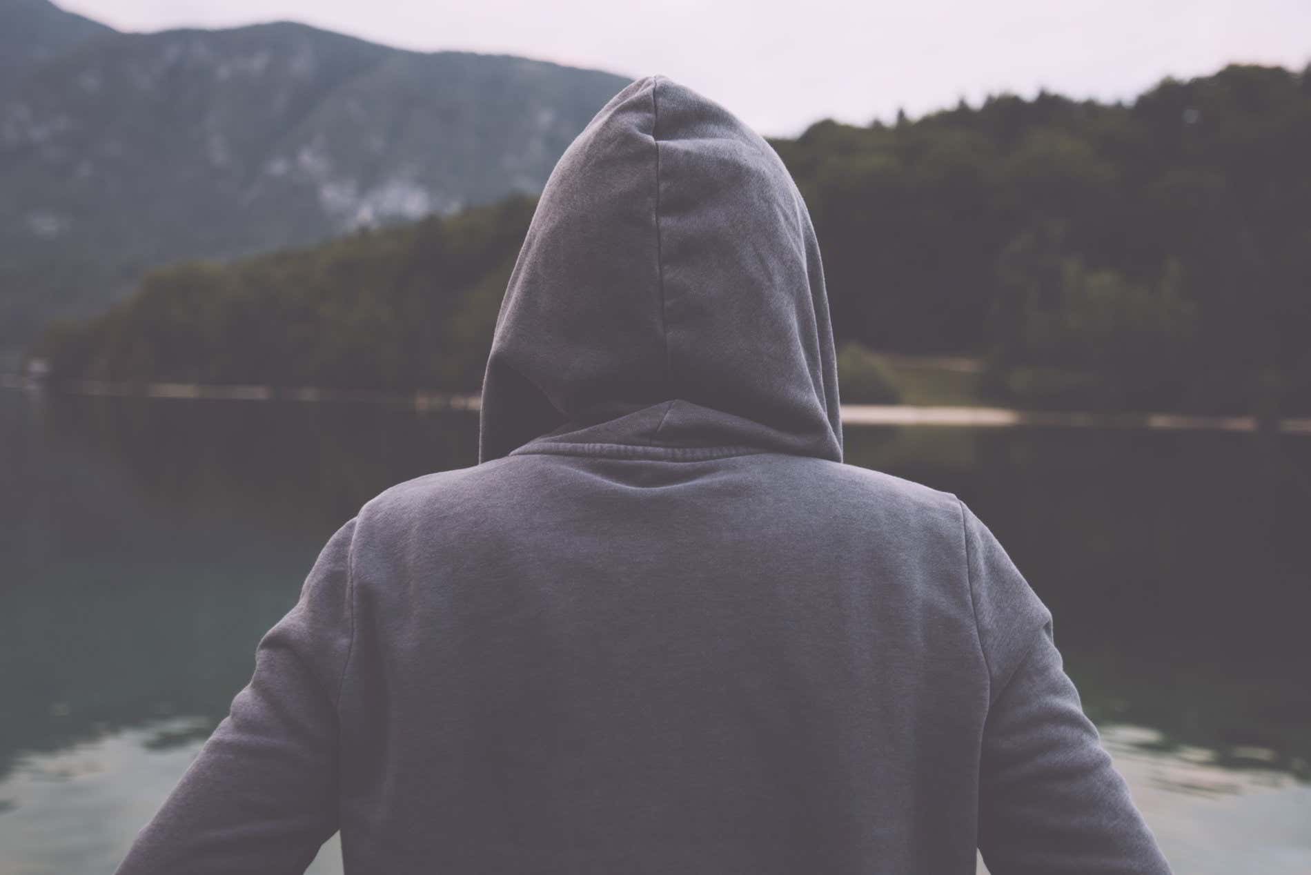 La fase prodrómica se caracteriza por la aparición de algunos síntomas iniciales que preceden a los síntomas psicóticos de la esquizofrenia