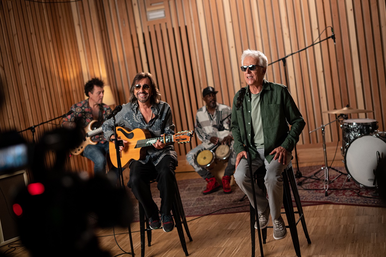 Antonio Carmona y Kiko Veneno en el estudio de grabación para la campaña no lo dejes pasar. Imagen 8.