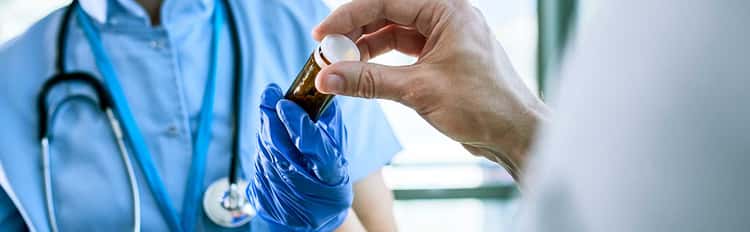 tratamiento-cancer-pulmon Doctor proporcionando a un paciente un medicamento para el tratamiento del cáncer de pulmón.