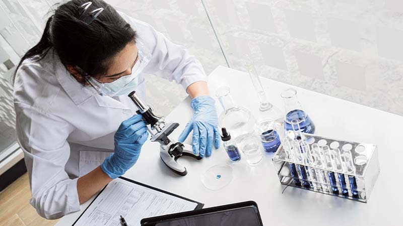 Ensayos clínicos en un laboratorio. Home de JannsenContigo. 