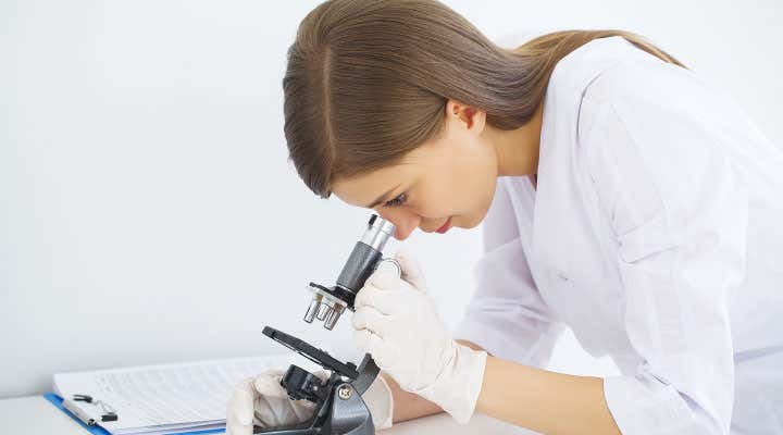 Farmacia de hospital mieloma múltiple: profesional sanitario con un microscopio.