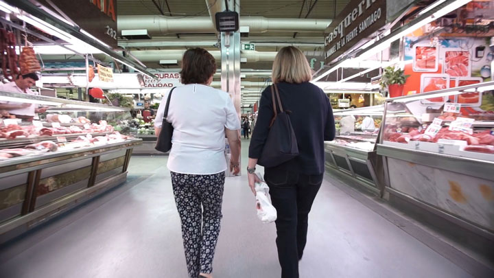 Nutricionista asesorando en un mercado