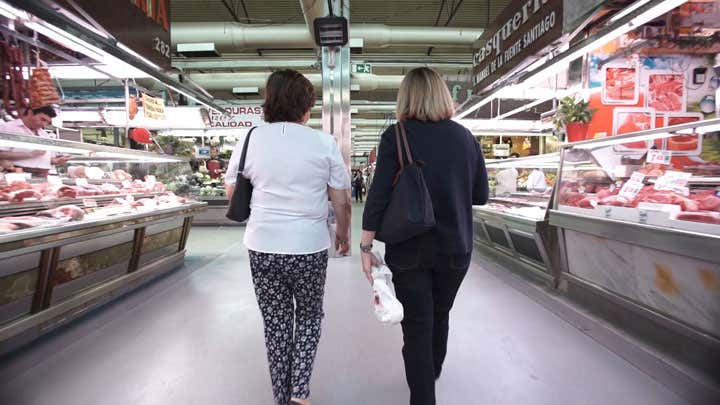Nutricionista asesorando en un mercado