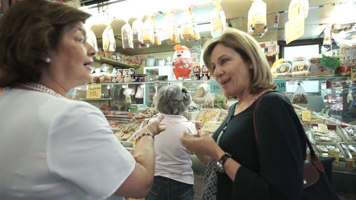 Nutricionista asesorando en un mercado en un puesto de cereales