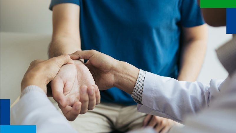 Paciente consulta información sobre la artritis psoriásica