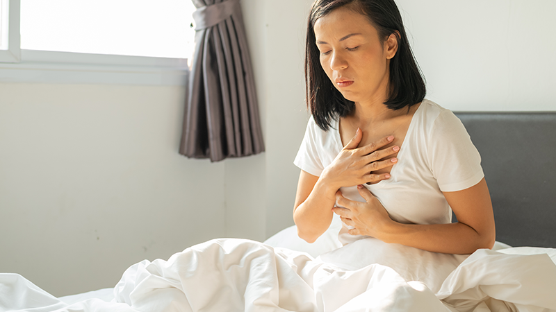 Mujer con síntomas de cáncer de pulmón. 
