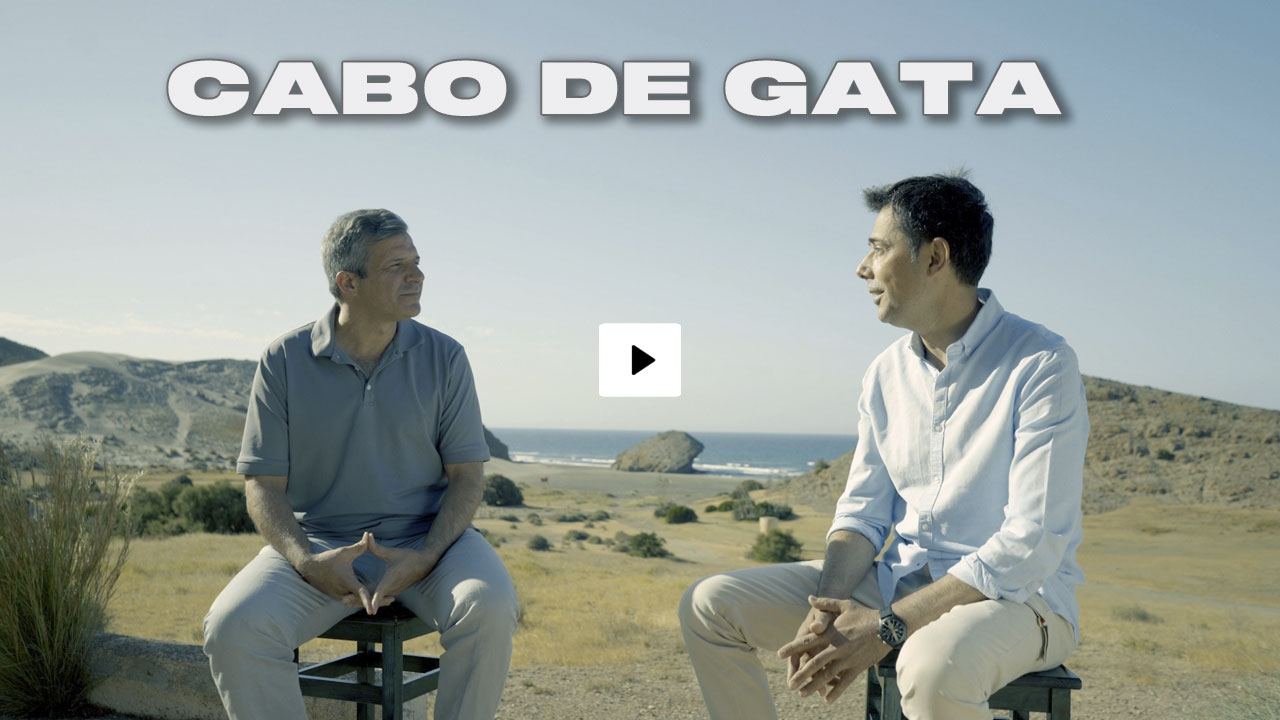 Guillermo en el Cabo de Gata con Miguel Ángel Calleja, farmacéutico del Hospital Universitario Virgen Macarena de Sevilla, para hablar en profundidad del Mieloma Múltiple.