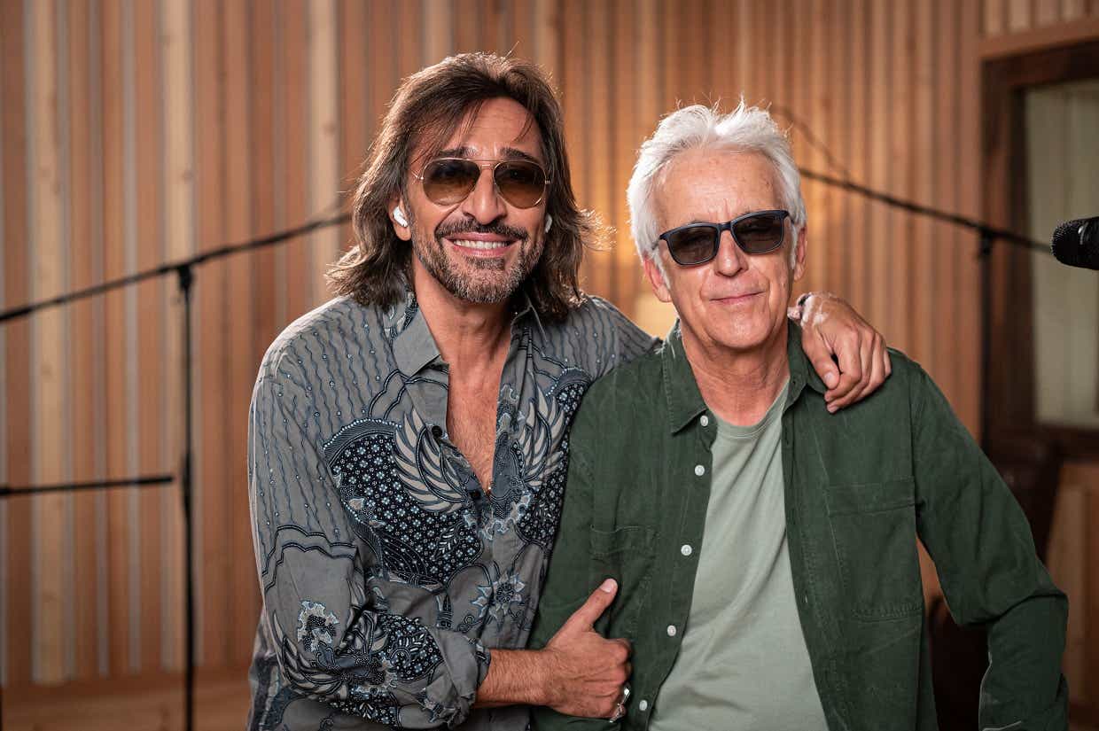 Antonio Carmona y Kiko Veneno en el estudio de grabación para la campaña no lo dejes pasar. Imagen 1. Antonio Carmona y Kiko Veneno en el estudio de grabación para la campaña no lo dejes pasar. Imagen 1.