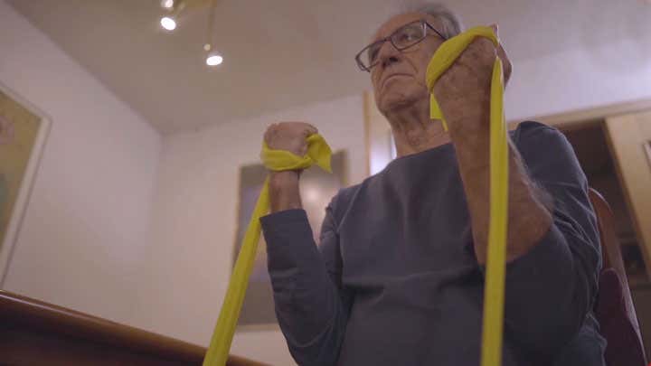 Persona mayor haciendo ejercicios con bandas elásticas