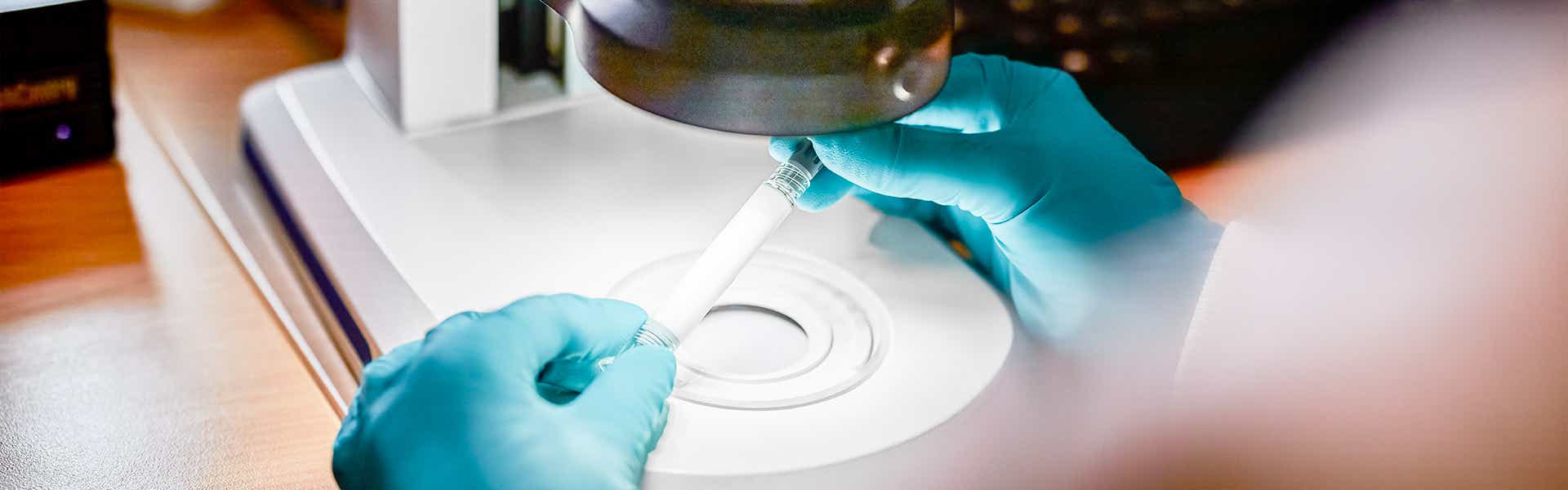 Medicina de precisión Revisión de una muestra en un laboratorio