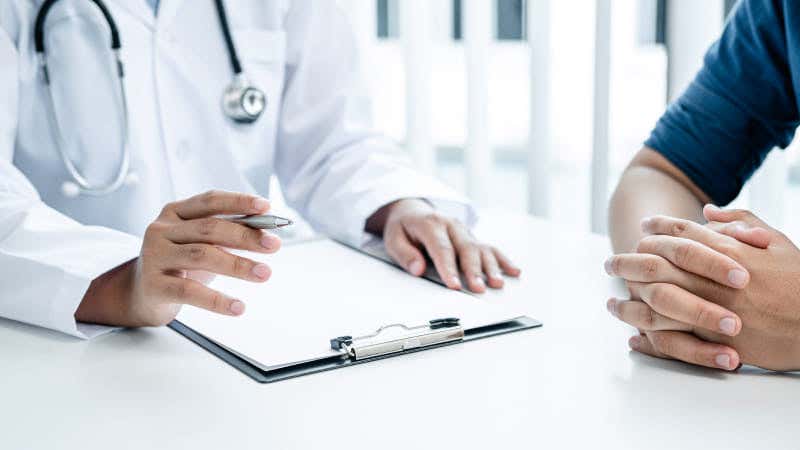 Doctor realizando un diagnóstico del cáncer de próstata