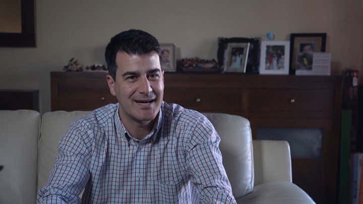 Hijo hablando de su abuelo